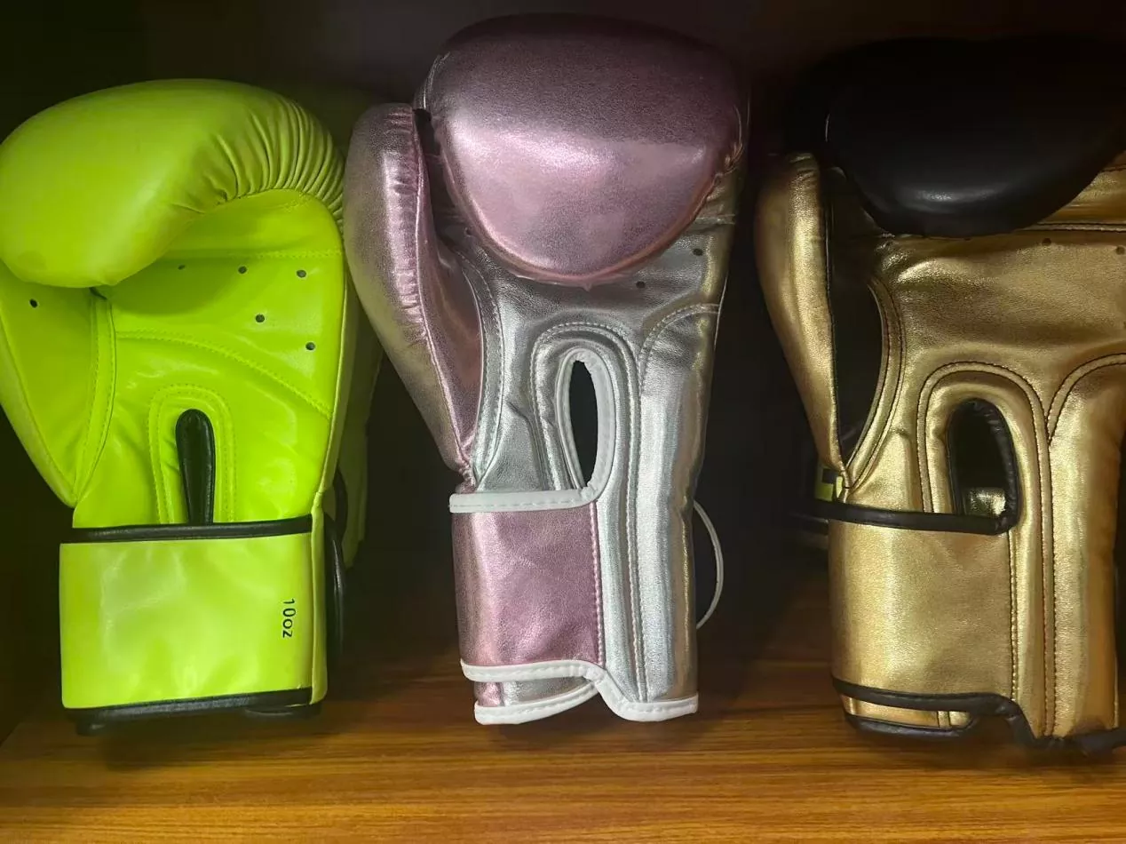 Jakie są kluczowe różnice między rękawicami bokserskimi a rękawicami MMA do treningu bojowego?