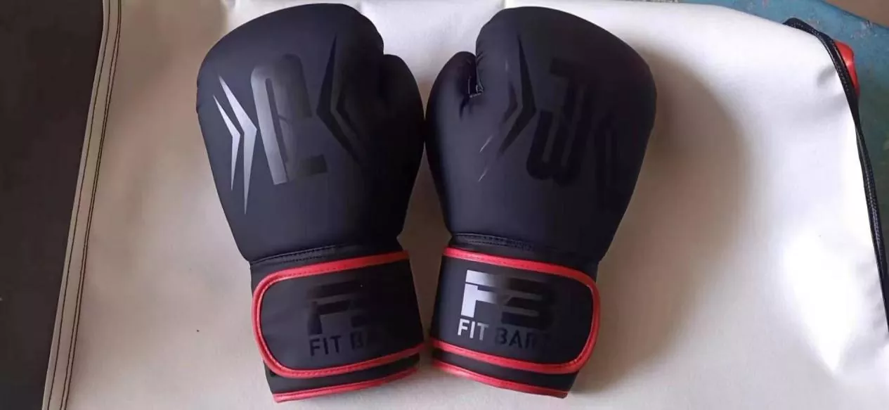 Adjustable strap and buckle system on boxing body protector